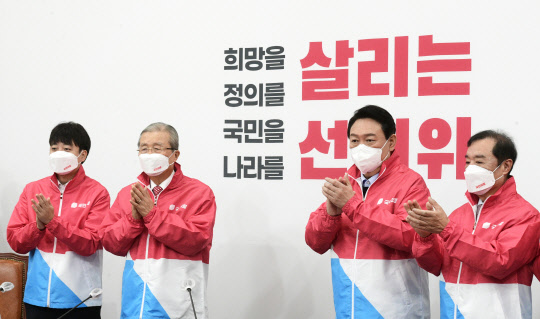 국민의힘 윤석열(오른쪽 두번째) 대선 후보가 7일 오전 국회에서 열린 중앙선거대책위원회 1차 회의에서 백보드를 배경으로 기념촬영을 하고 있다. 왼쪽부터 이준석 공동상임선대위원장, 김종인 총괄선대위원장, 윤 후보,<김병준 공동상임선대위원장.국회사진기자단·연합뉴스>